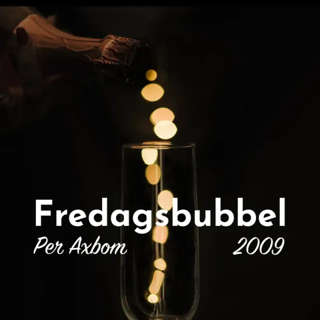 Podcast cover: sparkling wine poured into a glass, the drops lit up like golden bubbles against a black background. Text: Fredagsbubbel, Per Axbom, 2009.