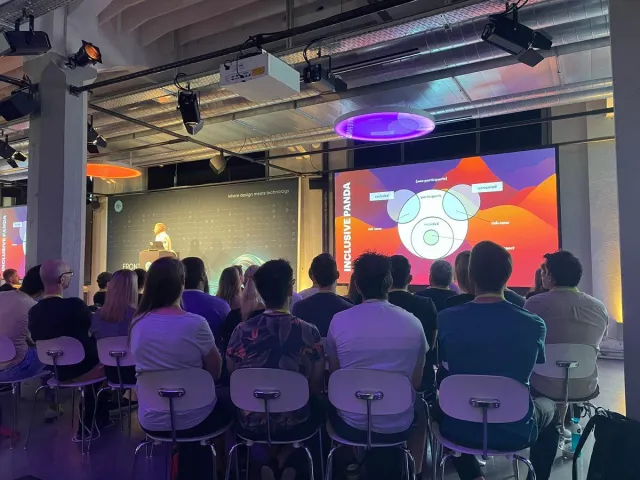 Photo: Mario Kaufmann: A full room at Front Conference 2022 watching Per Axbom present the Inclusive Panda.