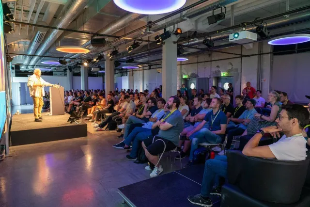 Photo: Snowflake: Per Axbom at the lectern, with the audience filling the hall at Front Conference 2022.