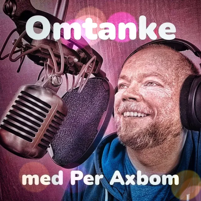 Poddomslag: Per Axbom ler i stora hörlurar bredvid en klassisk studiomikrofon, i rosa och lila ljus. Text: Omtanke med Per Axbom.