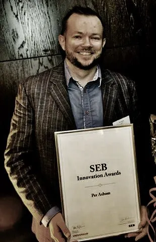 Per Axbom smiling, holding a framed SEB Innovation Awards diploma.
